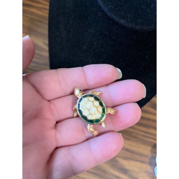 Crown Trifari gold tone green emerald ruby eyed turtle brooch vintage - Picture 2 of 5